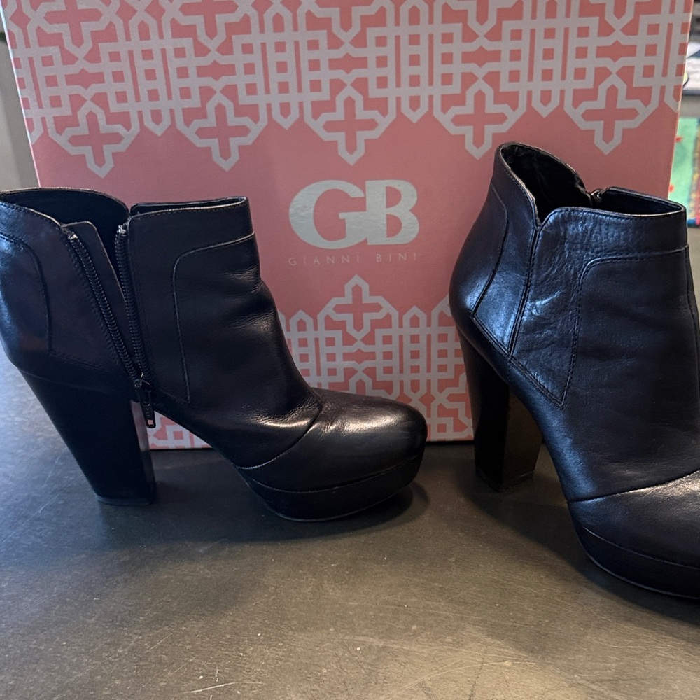 Vintage Gianni Bini Black Heeled Ankle Leather Boots